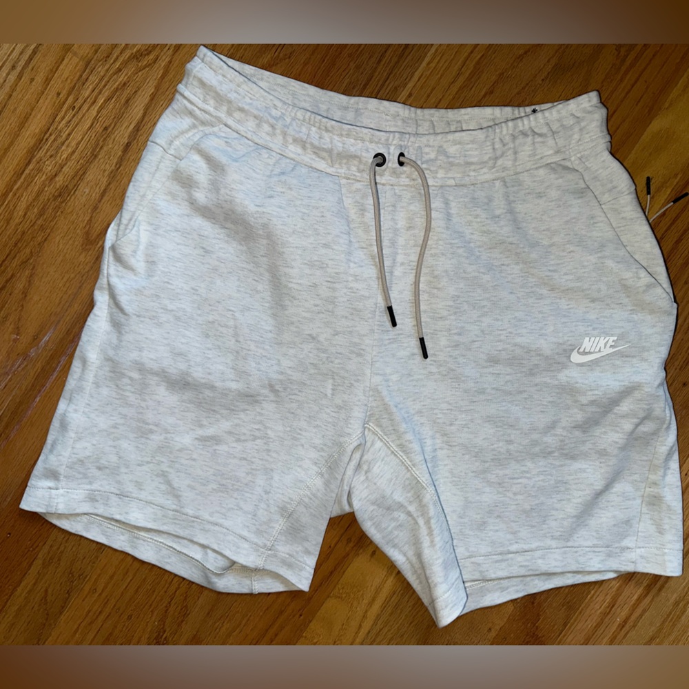Men’s Nike Light Gray Shorts Medium